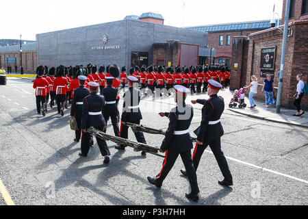 Windsor, Großbritannien. 18 Juni, 2018. Die Irish Guards zurück zu Victoria Kaserne nach der jährlichen Zeremonie der Reihenfolge der Strumpfband auf Schloss Windsor. Credit: Mark Kerrison/Alamy leben Nachrichten Stockfoto