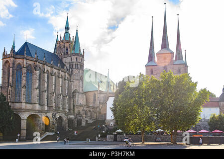 Erfurter Dom St. Marien (l) und der Severikirche (r) in die entgegengesetzte Licht, am 06. September 2016. Die Erfurter Dom (früher auch als Marienkirche oder Propsteikirche Beatae Mariae Virginis) ist die wichtigste und älteste Kirche in Erfurt. Er diente nur kurze Zeit in den späten 8 Jahrhundert als Bischofssitz und war die ganze ofteltel uber bis zum frühen 19. Jahrhundert Sitz der Stiftskirche St. Marien. Seit 1994 ist er wieder Kathedrale ist der neu gegründeten Diözese Erfurt und Sitz des Domkapitels. | Verwendung weltweit Stockfoto