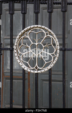 Eiseafter, Deutschland. 02 Sep, 2014. Schmiedeeisen Lutherrose (Siegel von Luther für seine Korrespondenz) im Eingangsbereich der Evangelischen Kirche von St. Georgen im Eiseafter in Thueringen hinzugefügt am 2.09.2014. Quelle: Rainer Oettel | Verwendung weltweit/dpa/Alamy leben Nachrichten Stockfoto