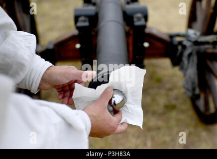 16 Juni 2018, Deutschland, Sondershausen: Uwe Setzer des Verbandes Deutscher Schwarzpulver Kanoniere (Verband Deutscher Schwarzpulver Kanoniere e.V.) laden die Kanone während des 4. Europäischen Meisterschaft der Light Field Artillery. Während des Wettbewerbs, Maulkorb- laden Kanonen mit einem Kaliber zwischen 51 und 90 mm werden erschossen, während in historischen Kostümen gekleidet, an den Zielen 100 oder 200 Meter entfernt. Foto: Britta Pedersen/dpa Stockfoto