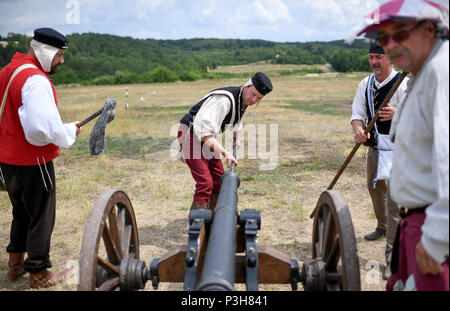 16 Juni 2018, Deutschland, Sondershausen: Heiko Kurzenberger (von links nach rechts), Frank Albecht und Jonathan Hannaford Reinigung der Kanone während des 4. Europäischen Meisterschaft der Light Field Artillery. Während des Wettbewerbs, Maulkorb- laden Kanonen mit einem Kaliber zwischen 51 und 90 mm werden erschossen, während in historischen Kostümen gekleidet, an den Zielen 100 oder 200 Meter entfernt. Foto: Britta Pedersen/dpa Stockfoto