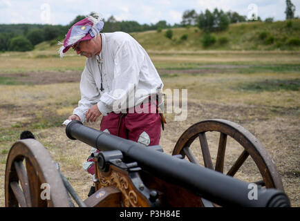 16 Juni 2018, Deutschland, Sondershausen: Uwe Setzer des Verbandes Deutscher Schwarzpulver Kanoniere (Verband Deutscher Schwarzpulver Kanoniere e.V.) laden die Kanone während des 4. Europäischen Meisterschaft der Light Field Artillery. Während des Wettbewerbs, Maulkorb- laden Kanonen mit einem Kaliber zwischen 51 und 90 mm werden erschossen, während in historischen Kostümen gekleidet, an den Zielen 100 oder 200 Meter entfernt. Foto: Britta Pedersen/dpa Stockfoto