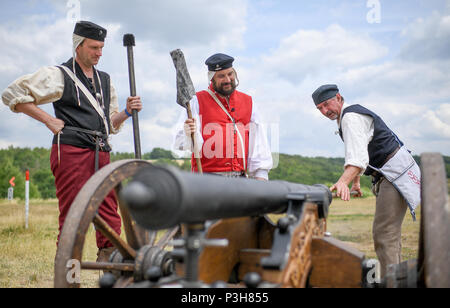 16 Juni 2018, Deutschland, Sondershausen: Frank Albecht (von links nach rechts), Heiko Kurzenberger und Jonathan Hannaford Reinigung der Kanone während des 4. Europäischen Meisterschaft der Light Field Artillery. Während des Wettbewerbs, Maulkorb- laden Kanonen mit einem Kaliber zwischen 51 und 90 mm werden erschossen, während in historischen Kostümen gekleidet, an den Zielen 100 oder 200 Meter entfernt. Foto: Britta Pedersen/dpa Stockfoto