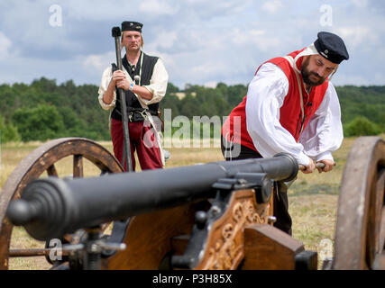 16 Juni 2018, Deutschland, Sondershausen: Frank Albecht (L) und Heiko Kurzenberger Reinigung der Kanone während des 4. Europäischen Meisterschaft der Light Field Artillery. Während des Wettbewerbs, Maulkorb- laden Kanonen mit einem Kaliber zwischen 51 und 90 mm werden erschossen, während in historischen Kostümen gekleidet, an den Zielen 100 oder 200 Meter entfernt. Foto: Britta Pedersen/dpa Stockfoto