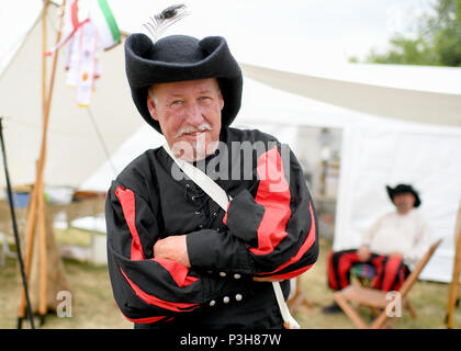 16 Juni 2018, Deutschland, Sondershausen: Lothar Frehsdorf, Command Post 2. Firma Lausitz, stand vor seinem Lager während des 4. Europäischen Meisterschaft der Light Field Artillery. Während des Wettbewerbs, Maulkorb- laden Kanonen mit einem Kaliber zwischen 51 und 90 mm werden erschossen, während in historischen Kostümen gekleidet, an den Zielen 100 oder 200 Meter entfernt. Foto: Britta Pedersen/dpa Stockfoto