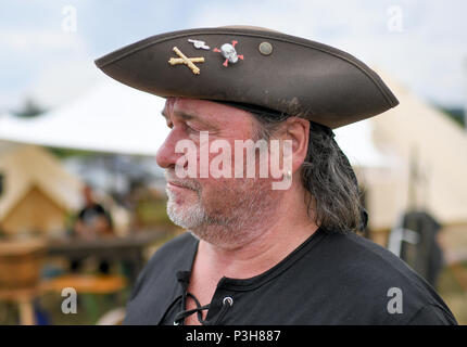 16 Juni 2018, Deutschland, Sondershausen: Hartmut Winkler, Schütze mit dem Geltow Waffen "Fellows Association, stand vor seinem Lager während des 4. Europäischen Meisterschaft der Light Field Artillery. Während des Wettbewerbs, Maulkorb- laden Kanonen mit einem Kaliber zwischen 51 und 90 mm werden erschossen, während in historischen Kostümen gekleidet, an den Zielen 100 oder 200 Meter entfernt. Foto: Britta Pedersen/dpa Stockfoto