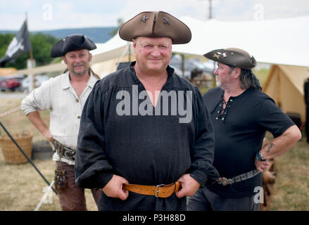 16 Juni 2018, Deutschland, Sondershausen: Gunners Axel Schulze (von links nach rechts), Achim Müller und Hartmut Winkler, Schütze mit dem Geltow Waffen "Fellows Association, stand vor ihr Lager während des 4. Europäischen Meisterschaft der Light Field Artillery. Während des Wettbewerbs, Maulkorb- laden Kanonen mit einem Kaliber zwischen 51 und 90 mm werden erschossen, während in historischen Kostümen gekleidet, an den Zielen 100 oder 200 Meter entfernt. Foto: Britta Pedersen/dpa Stockfoto