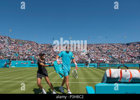 Die Queen's Club, London, Großbritannien. 18 Juni, 2018. Tag 1 des Fieber Baum Meisterschaften, Cameron Norrie (GBR) auf dem Center Court während seinem Match mit Stan Wawrinka (SUI). Credit: Malcolm Park/Alamy Leben Nachrichten. Stockfoto