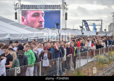 Brighton, UK. 18 Juni, 2018. England Fußballfans beobachten Sie das Spiel auf einem riesigen Bildschirm auf Brighton Seafront, wie sie gegen Tunesien bei der WM in Russland Kreditkarte spielen: Simon Dack/Alamy leben Nachrichten Stockfoto