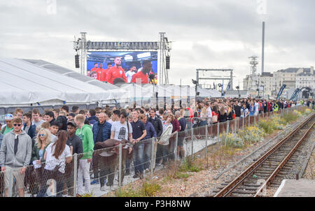 Brighton, UK. 18 Juni, 2018. England Fußballfans beobachten Sie das Spiel auf einem riesigen Bildschirm auf Brighton Seafront, wie sie gegen Tunesien bei der WM in Russland Kreditkarte spielen: Simon Dack/Alamy leben Nachrichten Stockfoto