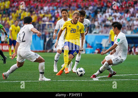 18 Juni 2018, Stadion Nizhny Novgorod, Nishnij Nowgorod, Russland; FIFA WM Fußball, Gruppe F, Schweden gegen Südkorea; Ola Toivonen von Schweden nimmt auf Kim und Kim Young-Gwon Min-Woo in Richtung Ziel Stockfoto