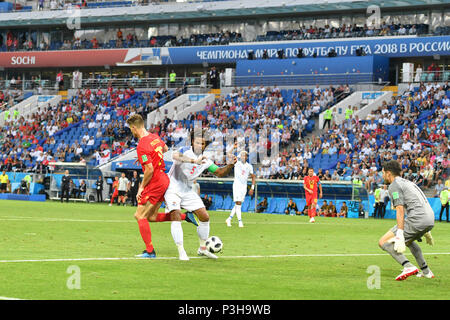 Sochi, Russland. 18 Juni, 2018. Thomas MEUNIER (BEL) versucht, die Bewertung mit der Hacke. Aktion, Duellen gegen Römische TORRES (PAN), Re: torhüter Jaime PENEDO (PAN). Box Szene backheel. Belgien (BEL) - Panama (PAN) 3-0, Vorrunde, Gruppe G, Spiel 13, am 18.06.2018 in Sotschi, Fisht Olymipic Stadion. Fußball-WM 2018 in Russland vom 14.06. - 15.07.2018. | Verwendung der weltweiten Kredit: dpa/Alamy leben Nachrichten Stockfoto