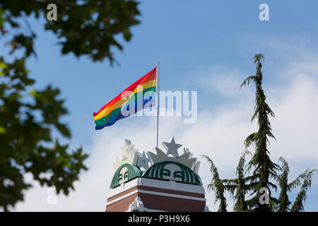 Seattle, Washington: Starbucks Marken LGBTQ Stolz Monat mit der Erhöhung der Stolz Flagge an ihre Wahrzeichen Hauptquartier in Sodo. Credit: Paul Christian Gordon/Alamy leben Nachrichten Stockfoto