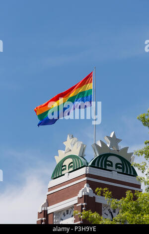 Seattle, Washington: Starbucks Marken LGBTQ Stolz Monat mit der Erhöhung der Stolz Flagge an ihre Wahrzeichen Hauptquartier in Sodo. Credit: Paul Christian Gordon/Alamy leben Nachrichten Stockfoto