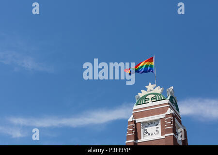 Seattle, Washington: Starbucks Marken LGBTQ Stolz Monat mit der Erhöhung der Stolz Flagge an ihre Wahrzeichen Hauptquartier in Sodo. Credit: Paul Christian Gordon/Alamy leben Nachrichten Stockfoto