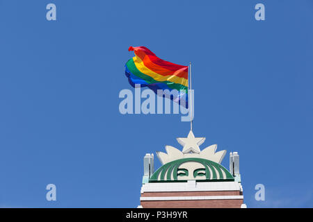 Seattle, Washington: Starbucks Marken LGBTQ Stolz Monat mit der Erhöhung der Stolz Flagge an ihre Wahrzeichen Hauptquartier in Sodo. Credit: Paul Christian Gordon/Alamy leben Nachrichten Stockfoto