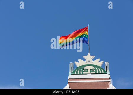 Seattle, Washington: Starbucks Marken LGBTQ Stolz Monat mit der Erhöhung der Stolz Flagge an ihre Wahrzeichen Hauptquartier in Sodo. Credit: Paul Christian Gordon/Alamy leben Nachrichten Stockfoto