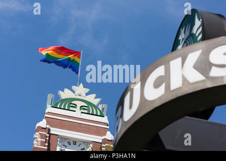 Seattle, Washington: Starbucks Marken LGBTQ Stolz Monat mit der Erhöhung der Stolz Flagge an ihre Wahrzeichen Hauptquartier in Sodo. Credit: Paul Christian Gordon/Alamy leben Nachrichten Stockfoto