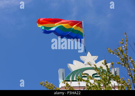 Seattle, Washington: Starbucks Marken LGBTQ Stolz Monat mit der Erhöhung der Stolz Flagge an ihre Wahrzeichen Hauptquartier in Sodo. Credit: Paul Christian Gordon/Alamy leben Nachrichten Stockfoto