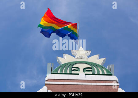 Seattle, Washington: Starbucks Marken LGBTQ Stolz Monat mit der Erhöhung der Stolz Flagge an ihre Wahrzeichen Hauptquartier in Sodo. Credit: Paul Christian Gordon/Alamy leben Nachrichten Stockfoto