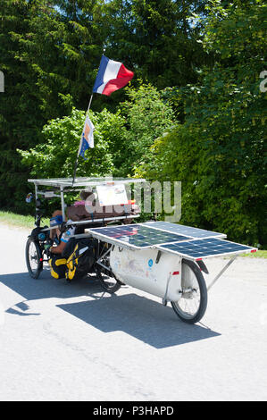 Chamonix, Haute Savoie, Frankreich, Großbritannien. Juni 2018 18. Die Teilnehmer der Sonne Reise 2018 Solar cycle Rallye, werden gesehen, en-route in den Alpen in der Nähe von Chamonix, Frankreich in aus Lyon in der vergangenen Woche reiste für den offiziellen Beginn der Veranstaltung um 21.00 Uhr Ortszeit morgen in Chamonix, Frankreich. Die Sonne Reise 2018 Solar cycle Abenteuer Route ist eine 11.000 Kilometer lange Reise über ca. 50 -100 Tage von Lyon in Franken zu Kanton (Guangzhou) in China. Es gibt ca. 45 Mannschaften. © Graham M. Lawrence/Alamy Leben Nachrichten. Stockfoto