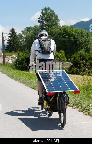 Chamonix, Haute Savoie, Frankreich, Großbritannien. Juni 2018 18. Die Teilnehmer der Sonne Reise 2018 Solar cycle Rallye, werden gesehen, en-route in den Alpen in der Nähe von Chamonix, Frankreich in aus Lyon in der vergangenen Woche reiste für den offiziellen Beginn der Veranstaltung um 21.00 Uhr Ortszeit morgen in Chamonix, Frankreich. Die Sonne Reise 2018 Solar cycle Abenteuer Route ist eine 11.000 Kilometer lange Reise über ca. 50 -100 Tage von Lyon in Franken zu Kanton (Guangzhou) in China. Es gibt ca. 45 Mannschaften. © Graham M. Lawrence/Alamy Leben Nachrichten. Stockfoto