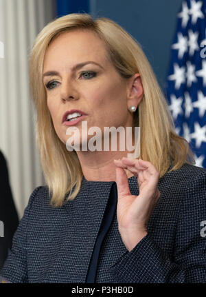 Washington, Vereinigte Staaten von Amerika. 18 Juni, 2018. Us-Heimatschutz Kirstjen Nielsen hält eine news Briefing im Weißen Haus in Washington, DC, 18. Juni 2018. Quelle: Chris Kleponis/CNP | Verwendung der weltweiten Kredit: dpa/Alamy leben Nachrichten Stockfoto