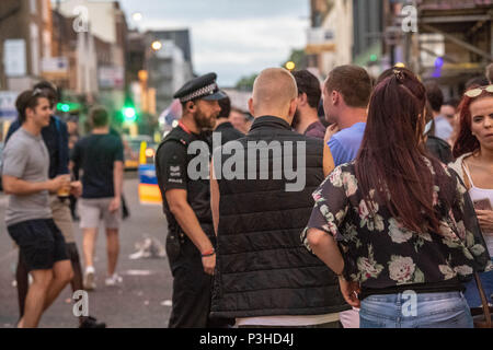 Brentwood, Essex, Großbritannien. Juni 2018 18. Feiern England fans geschlossen Brentwood High Street und führte zu einer öffentlichen Ordnung Situation mit Zahlen der Polizei, die für die Bereitstellung des fans Credit Ian Davidson/Alamy Leben Nachrichten zu löschen Stockfoto