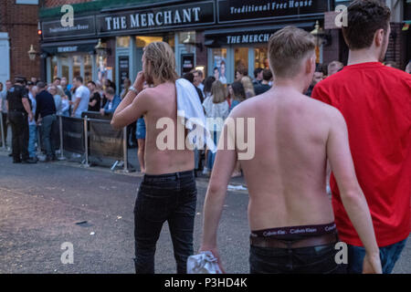 Brentwood, Essex, Großbritannien. Juni 2018 18. Feiern England fans geschlossen Brentwood High Street und führte zu einer öffentlichen Ordnung Situation mit Zahlen der Polizei, die für die Bereitstellung des fans Credit Ian Davidson/Alamy Leben Nachrichten zu löschen Stockfoto