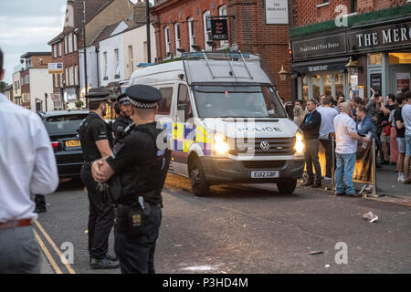 Brentwood, Essex, Großbritannien. Juni 2018 18. Feiern England fans geschlossen Brentwood High Street und führte zu einer öffentlichen Ordnung Situation mit Zahlen der Polizei, die für die Bereitstellung des fans Credit Ian Davidson/Alamy Leben Nachrichten zu löschen Stockfoto