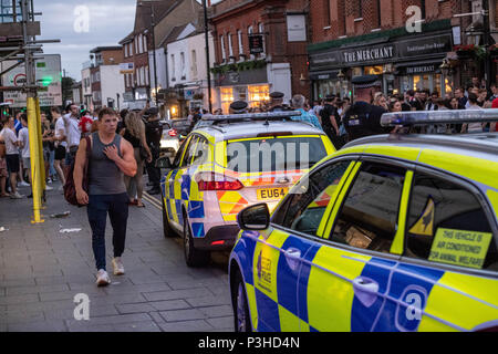 Brentwood, Essex, Großbritannien. Juni 2018 18. Feiern England fans geschlossen Brentwood High Street und führte zu einer öffentlichen Ordnung Situation mit Zahlen der Polizei, die für die Bereitstellung des fans Credit Ian Davidson/Alamy Leben Nachrichten zu löschen Stockfoto