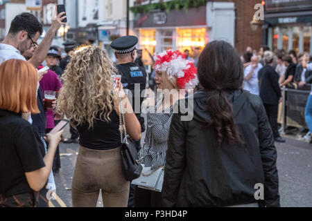 Brentwood, Essex, Großbritannien. Juni 2018 18. Feiern England fans geschlossen Brentwood High Street und führte zu einer öffentlichen Ordnung Situation mit Zahlen der Polizei, die für die Bereitstellung des fans Credit Ian Davidson/Alamy Leben Nachrichten zu löschen Stockfoto