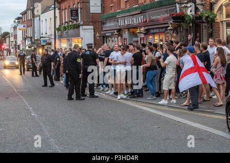 Brentwood, Essex, Großbritannien. Juni 2018 18. Feiern England fans geschlossen Brentwood High Street und führte zu einer öffentlichen Ordnung Situation mit Zahlen der Polizei, die für die Bereitstellung des fans Credit Ian Davidson/Alamy Leben Nachrichten zu löschen Stockfoto