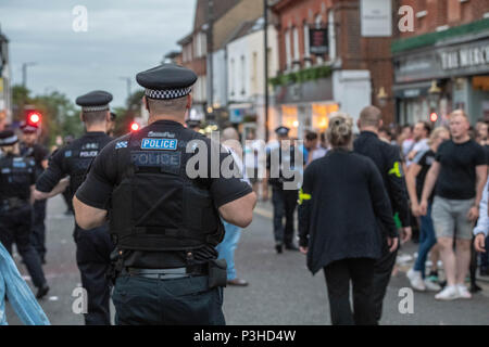 Brentwood, Essex, Großbritannien. Juni 2018 18. Feiern England fans geschlossen Brentwood High Street und führte zu einer öffentlichen Ordnung Situation mit Zahlen der Polizei, die für die Bereitstellung des fans Credit Ian Davidson/Alamy Leben Nachrichten zu löschen Stockfoto