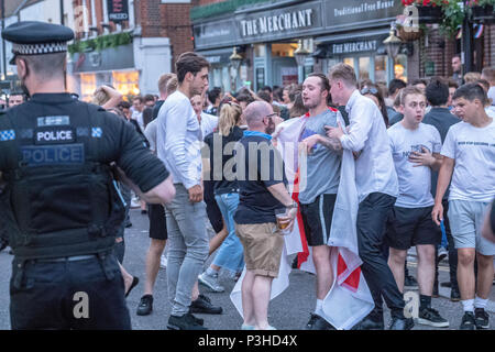 Brentwood, Essex, Großbritannien. Juni 2018 18. Feiern England fans geschlossen Brentwood High Street und führte zu einer öffentlichen Ordnung Situation mit Zahlen der Polizei, die für die Bereitstellung des fans Credit Ian Davidson/Alamy Leben Nachrichten zu löschen Stockfoto