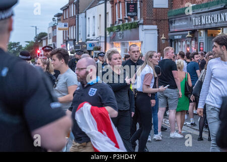 Brentwood, Essex, Großbritannien. Juni 2018 18. Feiern England fans geschlossen Brentwood High Street und führte zu einer öffentlichen Ordnung Situation mit Zahlen der Polizei, die für die Bereitstellung des fans Credit Ian Davidson/Alamy Leben Nachrichten zu löschen Stockfoto