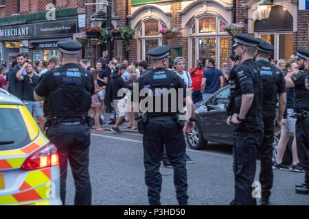 Brentwood, Essex, Großbritannien. Juni 2018 18. Feiern England fans geschlossen Brentwood High Street und führte zu einer öffentlichen Ordnung Situation mit Zahlen der Polizei, die für die Bereitstellung des fans Credit Ian Davidson/Alamy Leben Nachrichten zu löschen Stockfoto