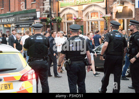 Brentwood, Essex, Großbritannien. Juni 2018 18. Feiern England fans geschlossen Brentwood High Street und führte zu einer öffentlichen Ordnung Situation mit Zahlen der Polizei, die für die Bereitstellung des fans Credit Ian Davidson/Alamy Leben Nachrichten zu löschen Stockfoto