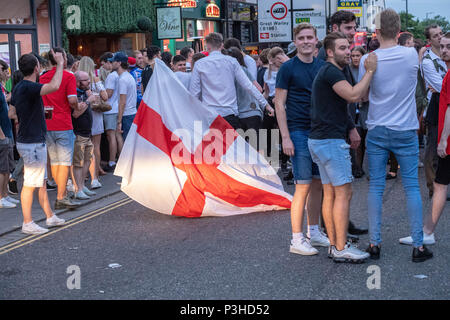 Brentwood, Essex, Großbritannien. Juni 2018 18. Feiern England fans geschlossen Brentwood High Street und führte zu einer öffentlichen Ordnung Situation mit Zahlen der Polizei, die für die Bereitstellung des fans Credit Ian Davidson/Alamy Leben Nachrichten zu löschen Stockfoto