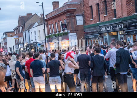 Brentwood, Essex, Großbritannien. Juni 2018 18. Feiern England fans geschlossen Brentwood High Street und führte zu einer öffentlichen Ordnung Situation mit Zahlen der Polizei, die für die Bereitstellung des fans Credit Ian Davidson/Alamy Leben Nachrichten zu löschen Stockfoto