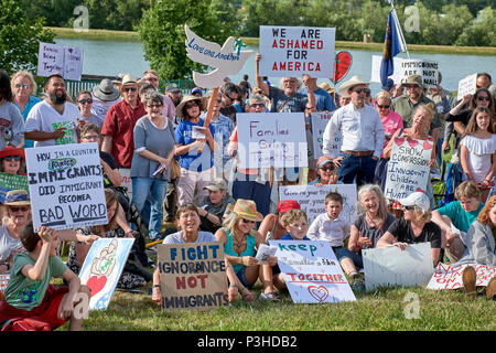 Sheridan, Oregon, USA. 18 Juni, 2018. Menschen gegen die Trumpf Verwaltung Politik der Trennung der Kinder von ihren Eltern an der US-mexikanischen Grenze bei einer Mahnwache außerhalb einer Haftanstalt in Sheridan, Oregon, USA demonstrieren. Credit: Paul Jeffrey/Alamy leben Nachrichten Stockfoto