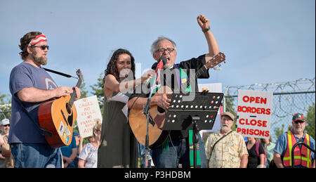 Sheridan, Oregon, USA. 18 Juni, 2018. Pfr. Jorge Rodriguez führt die Teilnehmer in den Song während einer Demonstration gegen die Trumpf Verwaltung Politik der Trennung der Kinder von ihren Eltern an der US-mexikanischen Grenze auf Bundes Detention Center in Sheridan, Oregon, USA. Credit: Paul Jeffrey/Alamy leben Nachrichten Stockfoto