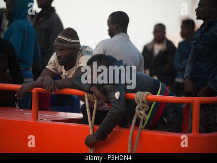 Hafen von Malaga, Spanien. 18 Juni, 2018. Migranten, die von einem Beiboot im Mittelmeer gerettet wurden, rest Onborard ein Rettungsboot nach ihrer Ankunft am Hafen von Malaga. Mitglieder der Spanischen Sicherheit auf See gerettet Insgesamt 166 Migranten in der Nähe der Küste von Malaga an Bord vier Jollen und brachte am Hafen von Malaga, wo sie durch das Spanische Rote Kreuz unterstützt wurden. Credit: SOPA Images Limited/Alamy leben Nachrichten Stockfoto