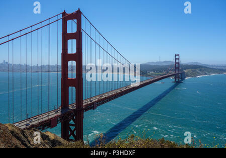 San Francisco, USA. 04 Juni, 2017. 04.06.2017, USA, Kalifornien, San Francisco: Die Golden Gate Bridge ist das unbestrittene Wahrzeichen und der wohl berühmtesten Attraktion der Stadt San Francisco. Foto: Patrick Pleul/dpa-Zentralbild/ZB | Verwendung weltweit/dpa/Alamy leben Nachrichten Stockfoto