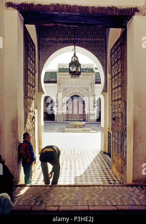 Gläubige Muslime ihre Schuhe vor dem Betreten der Qarawiyīn-Moschee in der marokkanischen Stadt Fes, analoge Undatiertes Foto von März 1985. Foto: Matthias Toedt/dpa-Zentralbild/ZB/Picture Alliance | Verwendung weltweit Stockfoto