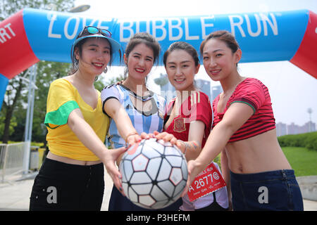 Shenyan, Shenyan, China. 18 Juni, 2018. Shenyang, China, 18. Juni 2018: Die Menschen nehmen an der Blase laufen in Shenyang, Provinz Liaoning im Nordosten Chinas. Credit: SIPA Asien/ZUMA Draht/Alamy leben Nachrichten Stockfoto