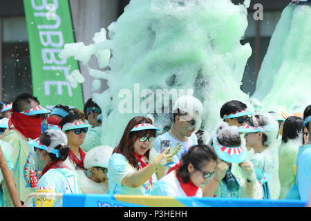 Shenyan, Shenyan, China. 18 Juni, 2018. Shenyang, China, 18. Juni 2018: Die Menschen nehmen an der Blase laufen in Shenyang, Provinz Liaoning im Nordosten Chinas. Credit: SIPA Asien/ZUMA Draht/Alamy leben Nachrichten Stockfoto