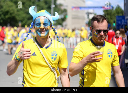 Nischni Nowgorod, Russland. 18 Juni, 2018. Schwedische Fans auf die Schweden vs Südkorea Spiel in der Fan Zone. Die FIFA Fußball-Weltmeisterschaft 2018 ist der 21. Fußball-Weltmeisterschaft, die am 14. Juni beginnt und endet am 15. Juli 2018 in Russland. Credit: SOPA Images Limited/Alamy leben Nachrichten Stockfoto