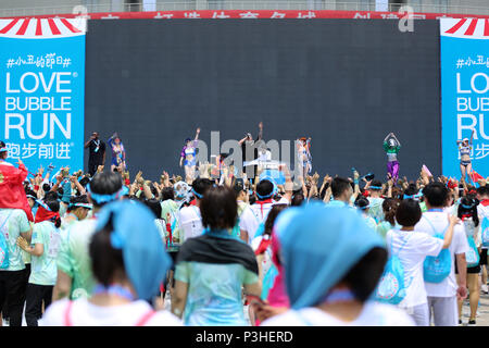 Shenyan, Shenyan, China. 18 Juni, 2018. Shenyang, China, 18. Juni 2018: Die Menschen nehmen an der Blase laufen in Shenyang, Provinz Liaoning im Nordosten Chinas. Credit: SIPA Asien/ZUMA Draht/Alamy leben Nachrichten Stockfoto