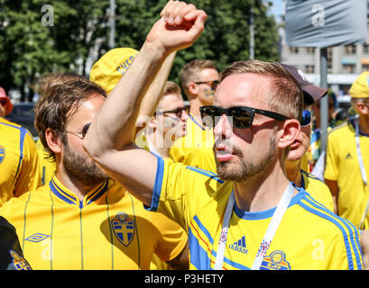 Nizhniy Novgorod, Russland. 18 Juni, 2018. Schwedische Fans auf die Schweden vs Südkorea Spiel in der Fan Zone. Die FIFA Fußball-Weltmeisterschaft 2018 ist der 21. Fußball-Weltmeisterschaft, die am 14. Juni beginnt und endet am 15. Juli 2018 in Russland. Credit: Aleksey Fokin/SOPA Images/ZUMA Draht/Alamy leben Nachrichten Stockfoto